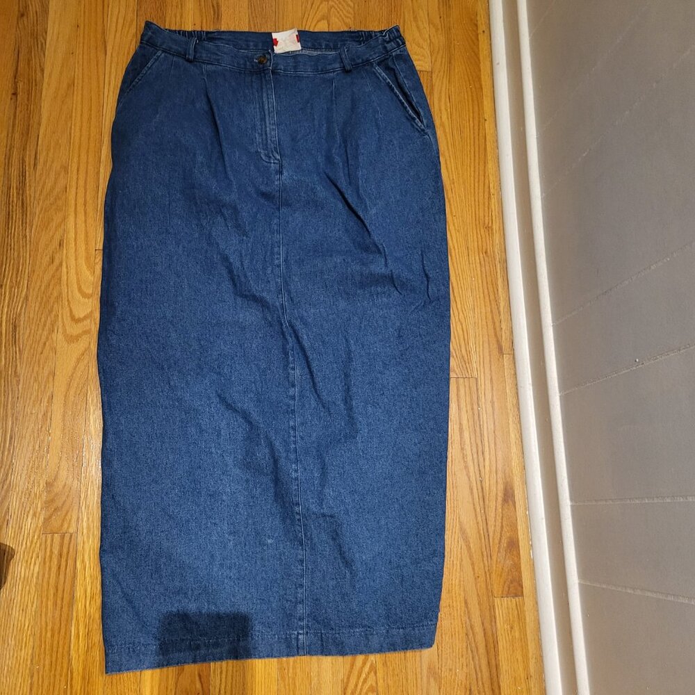 Maxi Vintage blue jean skirt with pockets and belt loops